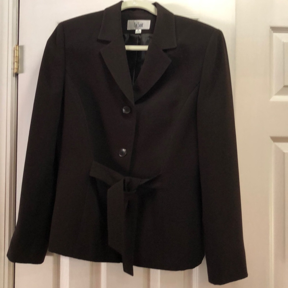 Le suit front belt and flare skirt set!